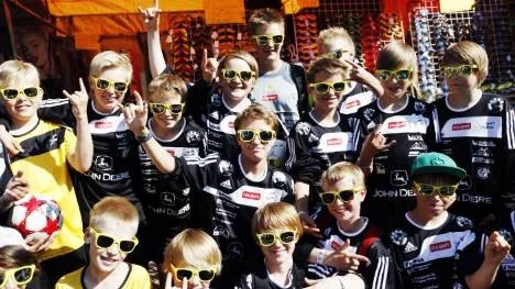 Solen steker, så varför inte passa på att köpa gula solglasögon till hela laget? Det gjorde laget finska laget FC Lynx som är på besök för andra året i rad.
