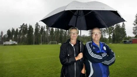 Ordföranden Solveig Jonsson och den store eldsjälen Lennart Nilsson. Den här gången forsade regnet ned                                   över Forsvallens gräsplan. Solveig hyllar engagemanget i byn, medan Lennart drömmer om konstgräs på grusplanen.
