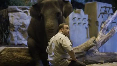 Djurskötaren Griffin (Kevin James) har kärleksbekymmer i komedin "Zookeeper".