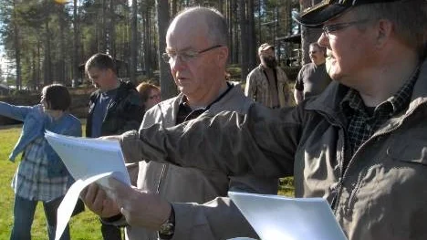 Centerpolitikern Sven-Olof Granlund jämför fotomontaget med hur det eventuellt skulle kunna se ut i verkligheten om Hornliden/Rävaberget förses med vindkraftverk. Ciceron är Gunnar Tengman.