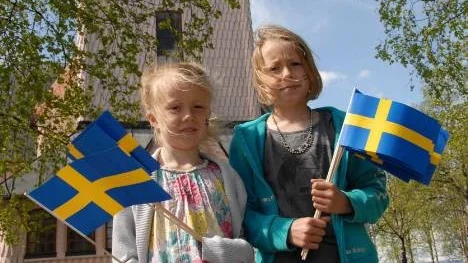 Ett mysigt inslag i nationaldagsfirandet var utdelningen av flaggor till deltagarna. För det jobbet svarade Jonna Bergman och Alva Åberg.