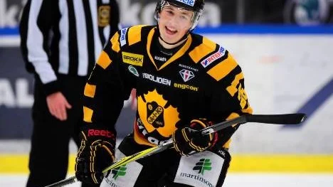 Skellefteå AIK plockar fram talanger på löpande band. I går svarade unge centern Joel Mustonen för hälften av de fyra målen i hemmadebuten.