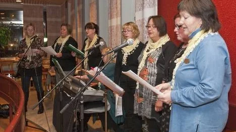 Sångtrutarna, från vänster Eva Rådman, Carina Eklund, Rose-Marie Grundström, Linda Platt, Eva Renberg, Laila Lidström, Lisbeth Åhman och Kerstin Lidström gjorde i tisdags debut i jazz- och swingaftonsammanhang.