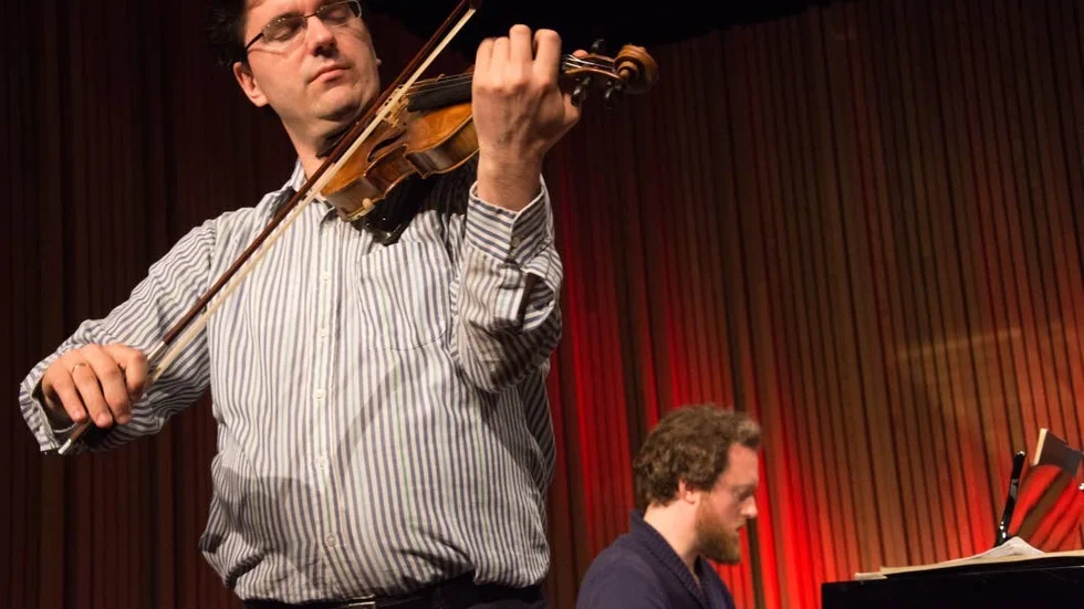 Violinprofessor. Gregory Maytan började spela fiol när han var fyra år, enligt Suzukimetoden i Luleå. Idag är han professor i violin på Grand Valley State university i Michigan, USA.