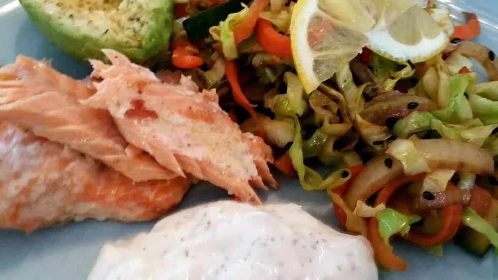 Lax med fräscha tillbehör. Krispiga grönsaker och en god sås gör vardagsfisken till en festmåltid.