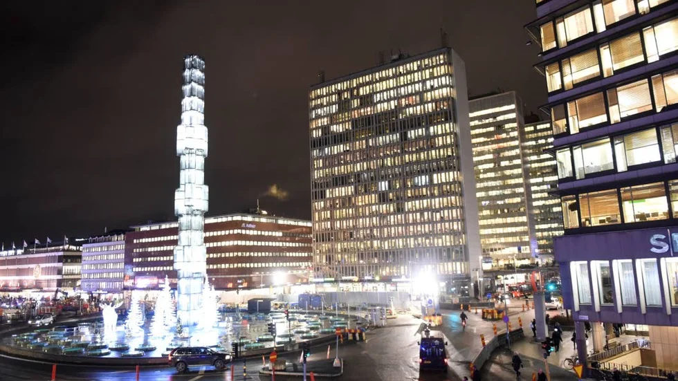 Offentlig skulptur. Edvin Öhrströms glasskulptur ”Kristallvertikalaccent” står i fontänen vid Sergels Torg i Stockholm.