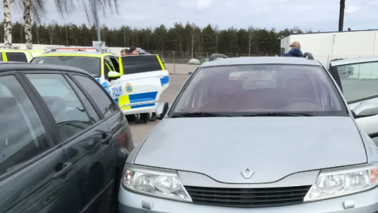 Här grips Västerviksbon efter biljakten. Han försökte springa ifrån polisen in i ett skogsområde, men snubblade och blev infångad. Den silvriga bilen var anmäld stulen. 