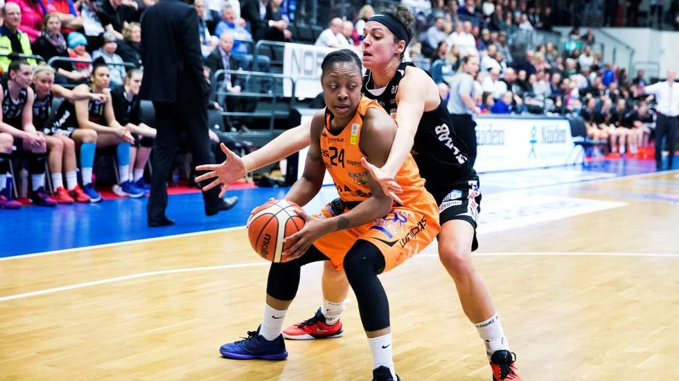 Sofie Hendrickx gick hårt åt Norrköpings superstjärna Tavelyn James.
