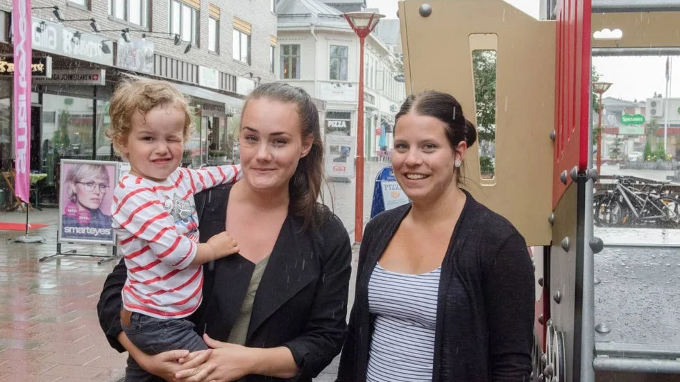 Säkerhetskoll. Viktoria Jönsson med sonen Liam och Jessica Degerman.