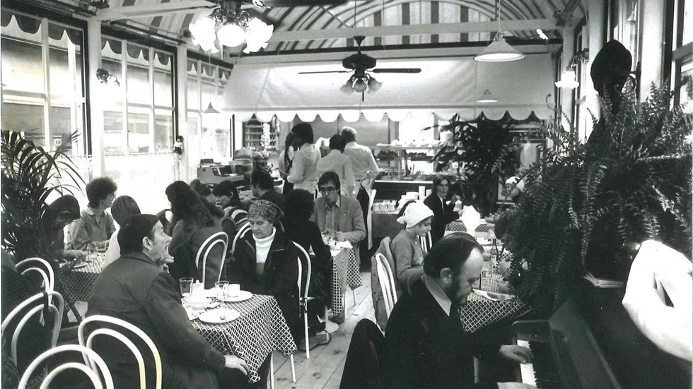 Bistron - Le bistro petit Maxim. Plats för cirka 55 matgäster - och Janne Thurfjell vid pianot