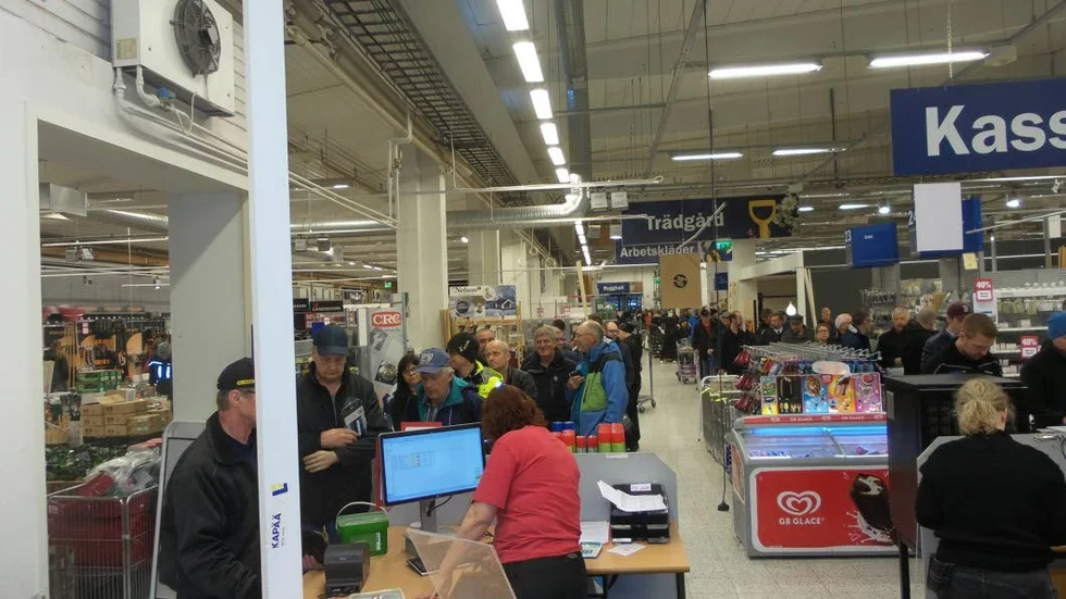 Kassakö. Redan vid sjutiden sträckte sig kassakön lång inne i butiken