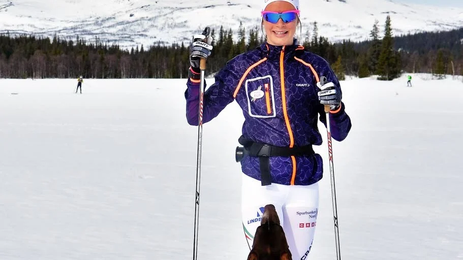 Sofia Henriksson blir ett hett Piteånamn den kommande VM-säsongen. En stor beundrare har hon i sin väldrillade hund.