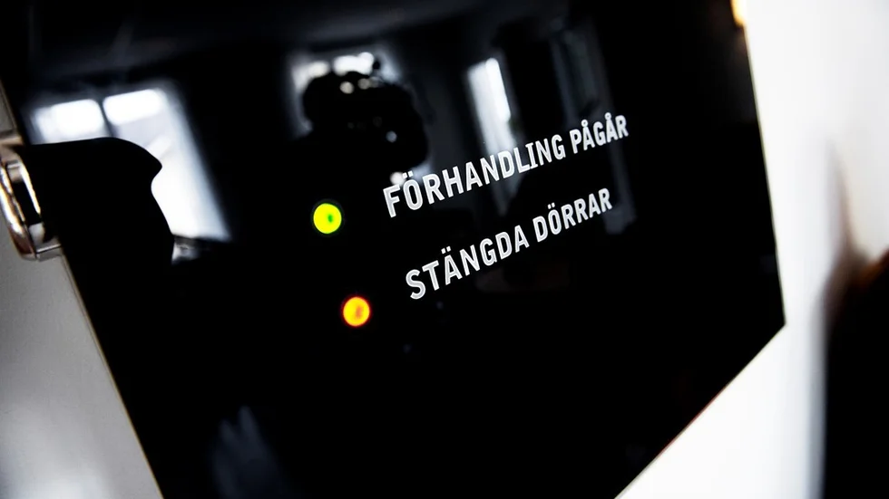 Rättegång, häktning, häktningsförhandling, förhandling, stängda dörrar, tingsrätt, domstol.