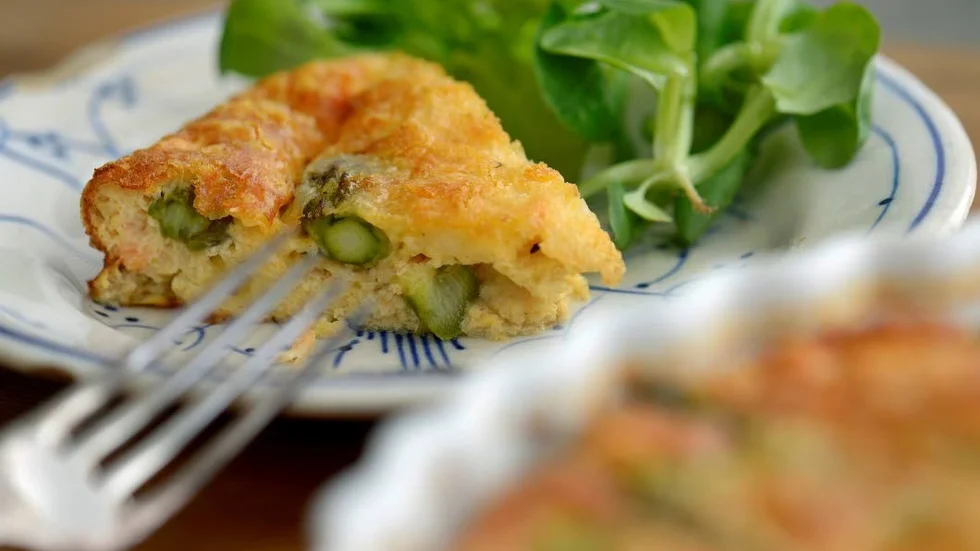 Nyttigare. För dig som undviker mjöl – quiche utan pajskal med fin vårkänsla från sparris och rökt lax.