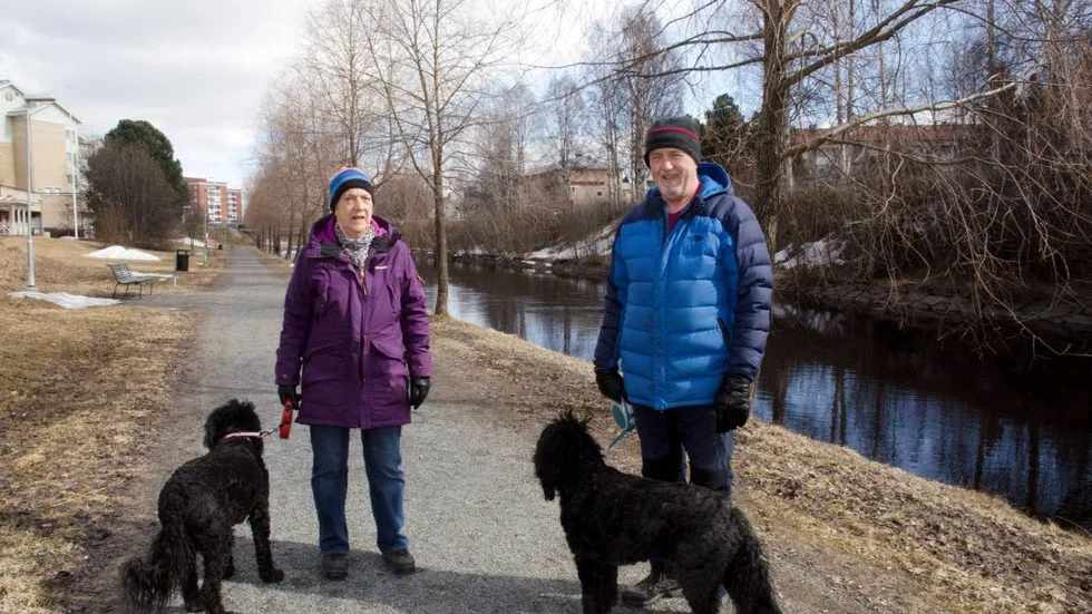 Trivsamt. Bo och Eva Wallin går längs promenadstråket vid Bodån med de spanska vattenhundarna Portos och Cissi. "Vi är här varje dag. Det är bra här", säger de. Kommunens enkät om offentliga platser i Boden har de inte sett.