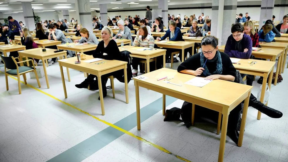 Högskoleprovet. Den yngste som anmält sig i år är född 2005, de äldsta är födda 1939.