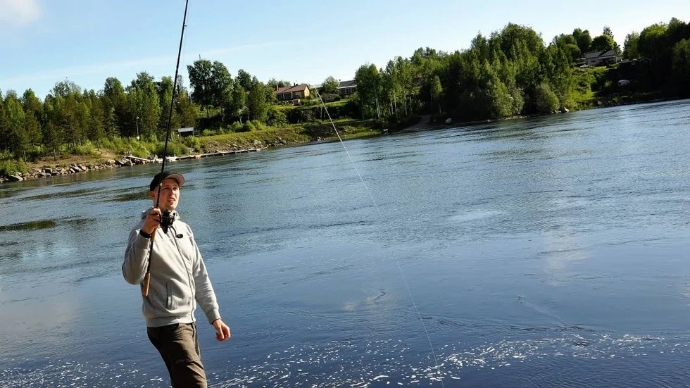 Vacker morgon vid Luleälven. Daniel Sundman, laddar för att kasta ut en svart och orange laxfluga, som han hade som bete när han fick vinnarfisken i laxklassen i Fiske-DM förra sommaren.