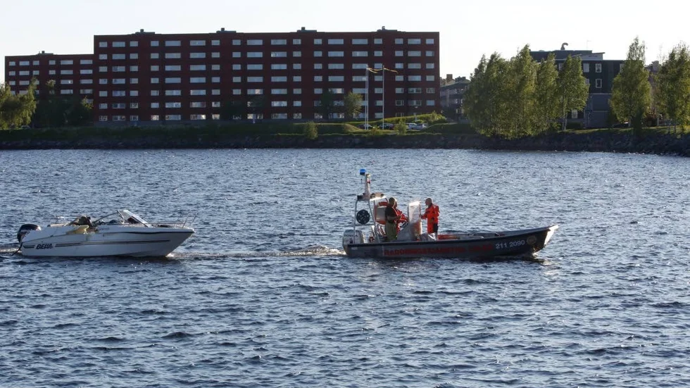 Allvarlig olycka. Två båtar kolliderade på stadsfjärden i Luleå. Fem personer fördes till sjukhus. Här bogseras en av olycksbåtarna in till kajen.