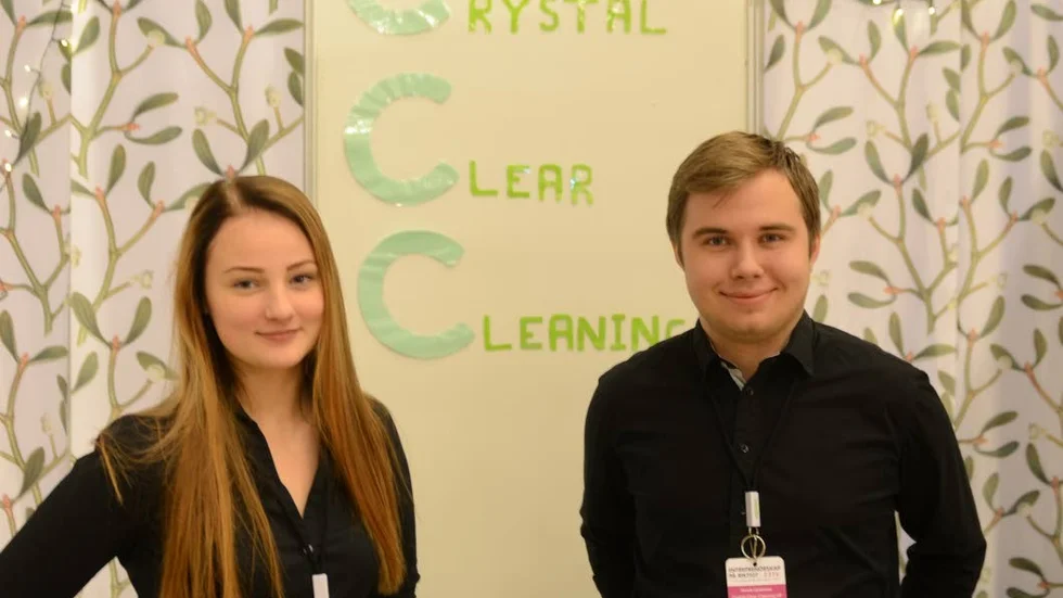 Miljötänk. Emma Tenbäck och Henrik Fjellström i Crystal Clear Cleaning som tagit fram en miljövänlig tvättsvamp där  en del av intäkterna ska gå till projekt för ett renare Östersjön.