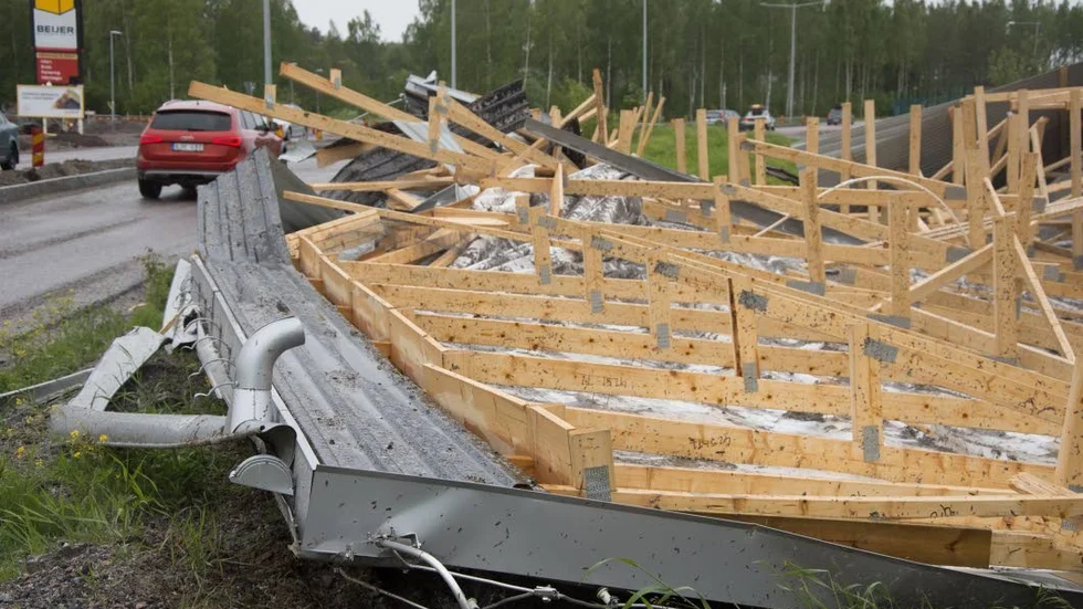 Plåt, rör och trä. Taket till en stor byggnad hos Luleå Energi blåste av.