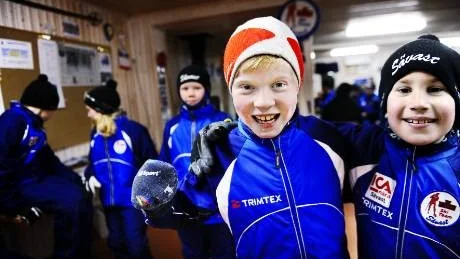 VÄNNER. André Uusitalo och Theo Mattei är båda åtta år och medlemmar i Sävast Ski Team. De kunde knappt vänta på klartecken från ordföranden innan de skyndade ut till spåren.