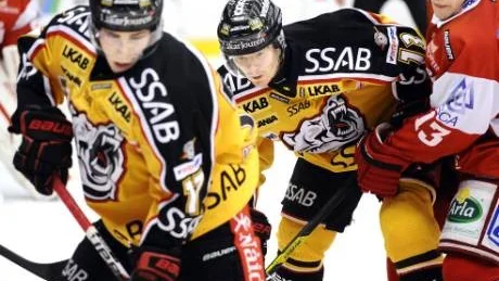 Tillbaka. Förre Luleåspelaren Robin Lindqvist (till höger) spelade sin första match i Timrå.