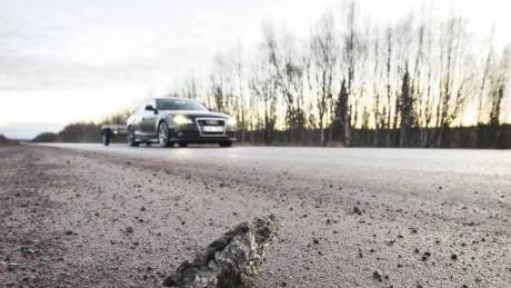 KLUMPAR. Längs E10 finns tydliga spår av malmtransporterna. Här ser vi en decimeterstor klump av lera och grus som ligger precis intill körbanan.