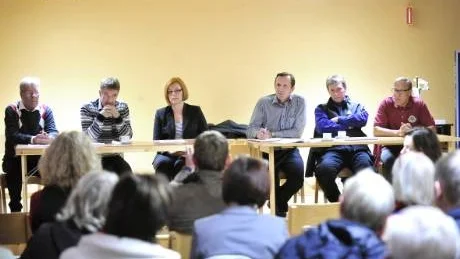 INGA LÖFTEN. Den inbjudna panelen kunde inte lova någon cykelväg mellan Avan och Bergnäset. Från vänter Ronny Westerlund, Bergnäsets S-förening, gatuchef Göran Gabrielsson, Lenita Ericson, ordförande tekniska nämnden, regionchef Arnold Wonkavaara, Trafikverket, Lars Martinell, NTF och Rolf Modigh, Cykelfrämjandet.