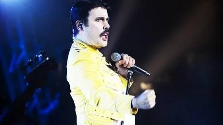 MERCURY? NEJ, MYERS! Detta ser då bara extremt mycket ut som gruppen Queens extroverte sångare Freddie Mercury. Men nej då - i stället är det tributebandet Killer Queens looka like Patrick Myers. I Kulturens Hus i lördags.