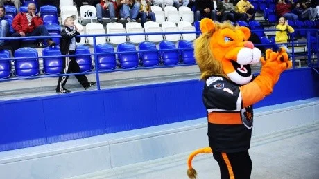 MASKOT. Lejonet Leo förnippas med Lev Poprad. När den slovakiska klubben inledde säsongen med förluster fick spelarna besöka ett zoo för att se hur ett lejon agerar. Tyvärr sov lejonet under besöket.