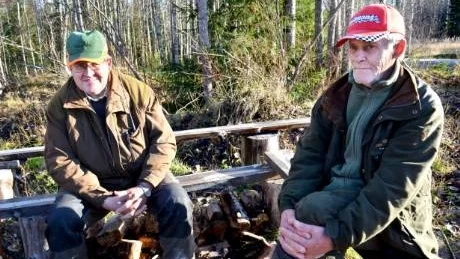 FÅ MÅRDHUNDAR. Sune Fallström, jaktledare i Kukkola viltvårdsområde, och Axel Snäll tror att det ändå inte finns så många mårdhundar i Sverige. "Min hund tog två för ett par år sedan", säger Axel Snäll.
