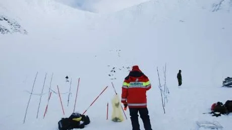 SANERING. Statens fastighetsverk kräver nu att regeringen framställer ett krav till den norska staten om att olycksområdet där ett herculesplan kraschade ska saneras. Foto: Polisen