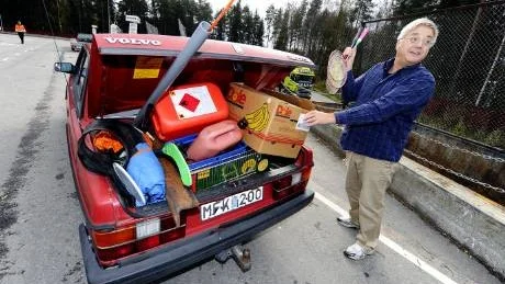 Garagerensning. Peter Sandström passade på att tömma garaget. Men sin skivsamling fick han inte slänga. Den tog Kurirens fotograf Andreas Wälitalo hand om.Foto: Andreas Wälitalo