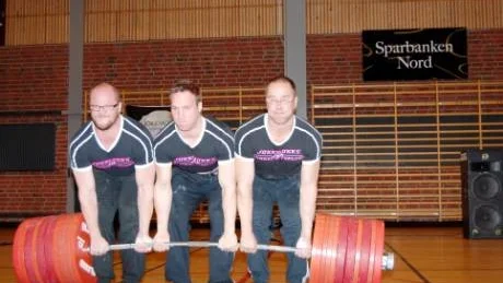 575 KILO. Paul Gasiun, Tommy Lindkvist och Christer Högström lyfte 575 kilo men gick bet på 615 kilo trots grimaser och vilja. Jokkmokks styrkeklubb är delaktig i mötesplats Östra för allmänheten.