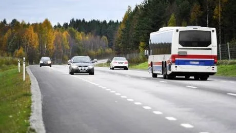 FARLIG STRÄCKA. Avsaknaden av mitträcke och 7.000-8.000 fordon per dag, 8-10 procent tung trafik, gör väg 97 till en av landets 55 farligaste vägar.