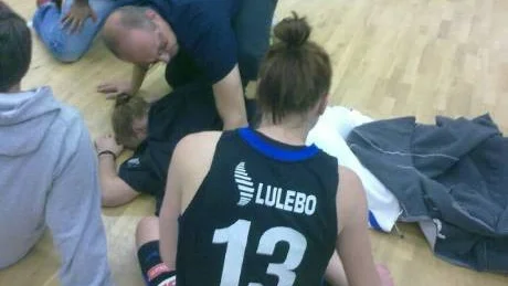 otäckt. Martina Renholm, Umeå och tidigare Luleå Basket, fördes till sjukhus och träningsmatchen mellan Northland och Umeå avbröts. Foto: Anton Olofsson