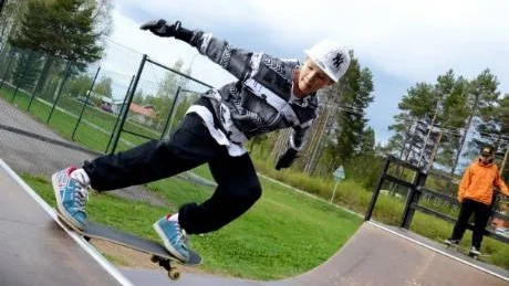 KONCENTRATION. Det är full koncentration när Adrian Lauri, 11, åker. Om någon ramlar, frågar kompisarna genast "hur gick det?".