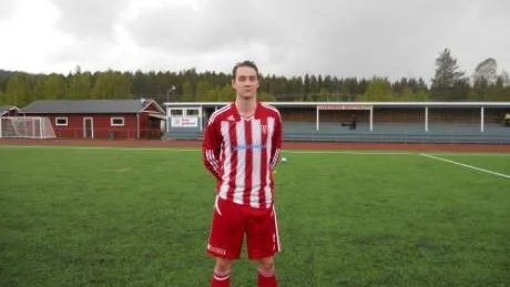 lekande lätt. Mattias Bäcklin var en av planens bästa spelare då Övertorneå vann derbyt mot Haparanda med hela 5-0.Foto: Nils Degerlund