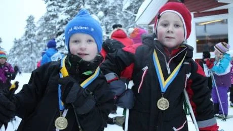 MEDALJÖRER. Tristan Pantzare (vänster) och Måns Ågren (höger) kände sig nöjda efter målgång. Tillsammans med alla de andra  deltagarna fick de medalj.