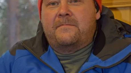 TÄVLINGSLEDARE. Hans Martinsson, Gällivare skidallians, hade tidig väckning i helgen, 05:15 i lördags fanns han och 25 funktionärer på Hellnerstadion för att förbereda helgens barn- och ungdomstävlingar. Foto: Kenth Bergmark