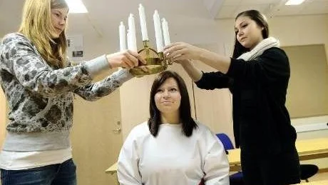 KRONAN PÅ VERKET. Beatrice Lundberg och Maria Höglund hjälpte kompisen Louise Lundgren att förvandlas till årets Lucia.