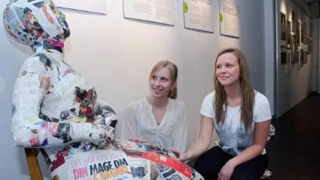 DOCKOR. Här hälsar Tova Calner och Ebba Simu, Sandenskolan, på en av de två dockor som finns på Försvarsmuseums utställning Smal. Dockan är gjord av texter om bantningstips. Foto: Håkan Zerpe