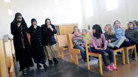 MOT JESUS GRAV. Ett sorgefölje med bland andra Jesus moder Maria på väg till Jesus grav. Eleverna från klass 2 i Mandaskolan undrar vad som nu ska hända ...