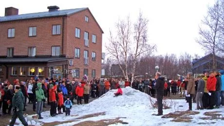 VALBORG. Valborgsmässoafton 2010 vid Abisko Turiststation, en av byns turistiska magneter. Dåvarande föreståndaren Putte Eby håller vårtalet.