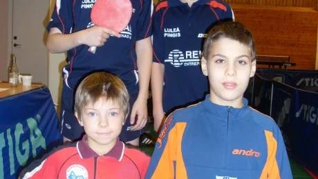 REGIONSFINALEN NÄSTA. Topp fyra från helgens Pingisiad i Sävast är kvalificerade för Regionsfinalen som avgörs i Östersund i början av december. Dessa fyra är: Viktor Skog, Edvin Larsson på övre raden samt knästående segraren Dennis Krohin och tvåan Petram Moradabbasi.