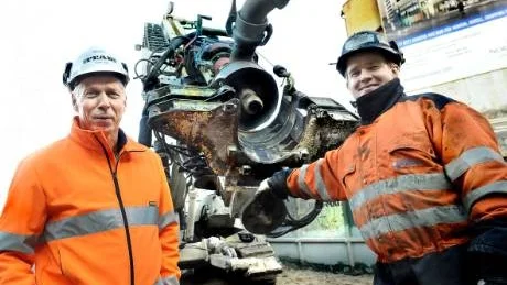 BERGVATTENVÄRME. Med hjälp av borren i bakgrunden har byggchefen Lars Oja och Jörgen Vesterlund hittat bergvärme som kan värma hela kvarteret.