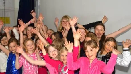 LADDADE. Barnen och deras tränare Violetta Larsson var laddade strax innan de skulle in på scenen.