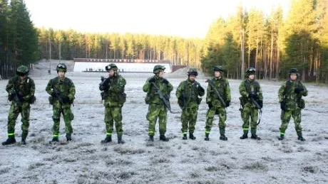 FOKUS. Försvarsmaktens nya kontrakterade soldater och deras anhöriga står idag i fokus för soldathemmens verksamhet. Här några deltidssoldater på skjutvallen.