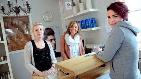 JUNI. Emma Lindahl, Överkalix, Emelie Primnell, Halmstad och Mia Bergman, Härnösand, blir färdiga med frisörutbildningen i juni.