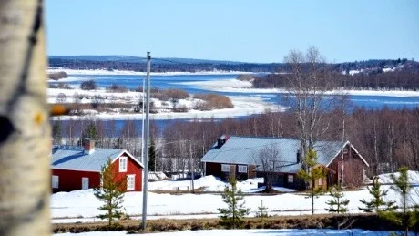 ÄLVDELTA. I höjd med Risudden brer sig älvdeltat ut över dalen. Även här är älvfåran isfri.